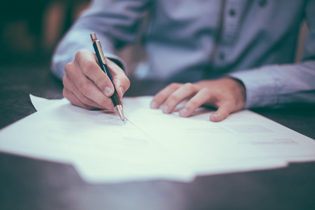 Notizen und Stift auf dem Schreibtisch – sorgfältige Arbeit an Strategie und Detail