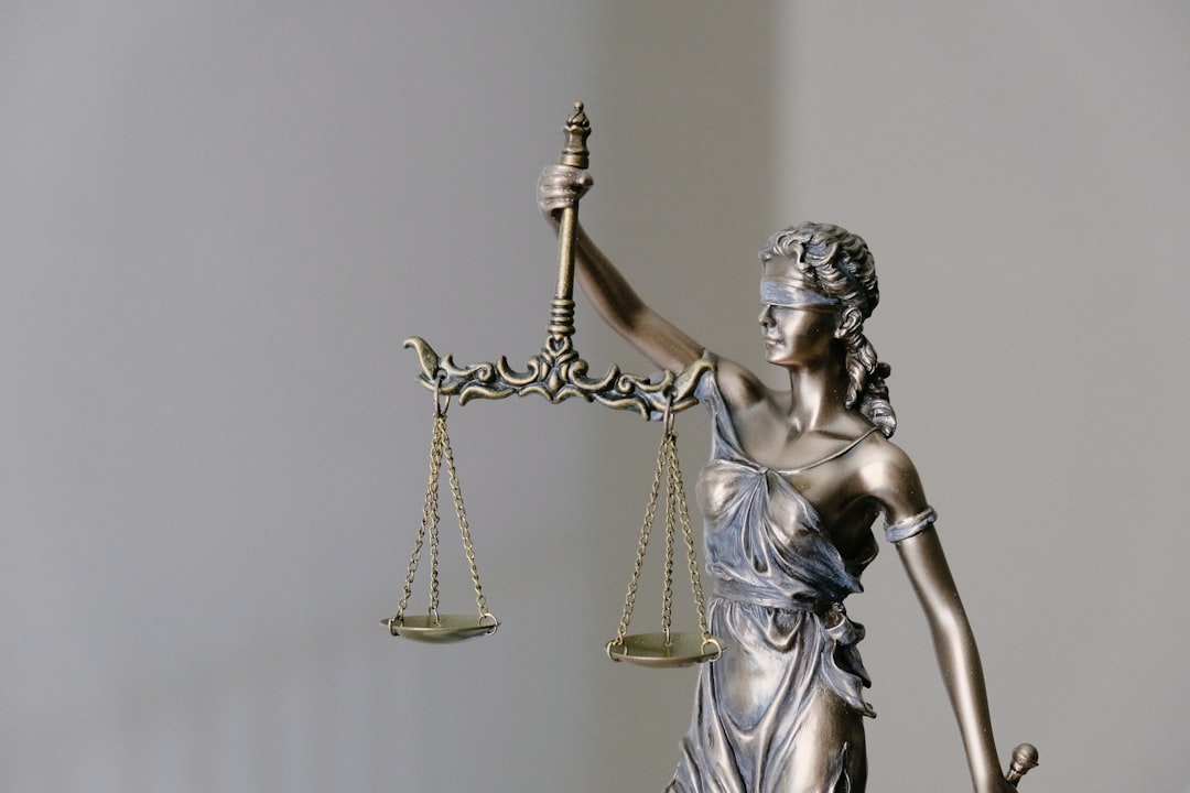 Ruhiger Arbeitsplatz mit Unterlagen – konzentrierte juristische Arbeit